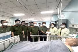 Đại tá Trần Tiến Đạt, Phó giám đốc Công an tỉnh Đồng Nai tặng quà và thăm hỏi đại diện gia đình đại úy Nguyễn Thế Đức. (Ảnh: TTXVN phát)