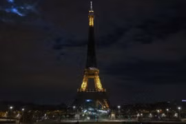 Tháp Eiffel chìm trong bóng tối là một phần trong kế hoạch tiết kiệm năng lượng của châu Âu nhằm chống lại chi phí năng lượng tăng cao. (Nguồn: Getty)