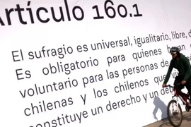 Trước cuộc trưng cầu dân ý, một số bài báo đã được in trên băngrôn và triển lãm. (Nguồn: Reuters)