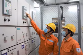 Các công nhân EVNHANOI kiểm tra độ an toàn của lưới điện. (Ảnh: TTXVN phát)