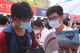 Học sinh tìm hiểu thông tin tuyển sinh của các trường Đại học. (Ảnh: Nguyễn Thùy Dương/TTXVN phát)