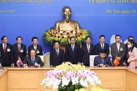 Thủ tướng Phạm Minh Chính và Thủ tướng Lào Phankham Viphavanh chứng kiến Lễ ký kết thoả thuận về Kế hoạch hợp tác Việt Nam-Lào năm 2022. (Ảnh: Dương Giang/TTXVN)