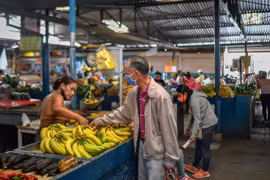Người dân mua sắm tại chợ ở Caracas, Venezuela. (Ảnh: AFP/TTXVN)