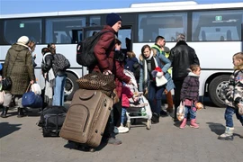 Người tị nạn Ukraine sơ tán khỏi đất nước. (Ảnh: PAP/TTXVN)
