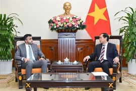 Bộ trưởng Bộ Ngoại giao Bùi Thanh Sơn tiếp Trợ lý Bộ trưởng Bộ Ngoại giao và hợp tác quốc tế các Tiểu vương quốc Arab thống nhất (UAE) Abdulnasser Al Shaali. (Ảnh: TTXVN phát)