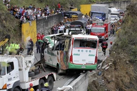 Hiện trường vụ tai nạn trên đường cao tốc tại Altos de Penalisa, gần thành phố Pasto, Tây Nam Colombia ngày 15/10/2022. (Ảnh: AFP/TTXVN)