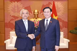 Chủ tịch Quốc hội Vương Đình Huệ và Phó Chủ tịch Quốc hội Lào. (Ảnh: Doãn Tấn/TTXVN)