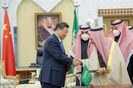 Chủ tịch Trung Quốc Tập Cận Bình (trái) trao đổi văn kiện về thoả thuận đối tác chiến lược toàn diện giữa hai nước với Quốc vương Saudi Arabia Salman bin Abdulaziz Al Saud (phải) tại Riyadh, ngày 8/12/2022. (Ảnh: THX/TTXVN)