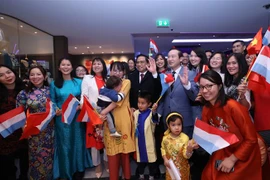 Thủ tướng Phạm Minh Chính chụp ảnh chung với đại diện cộng đồng người Việt Nam tại Luxembourg. (Ảnh: Dương Giang/TTXVN)