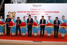 Đại biểu cắt băng khai trương đường bay mới trực tiếp từ Đài Bắc (Trung Quốc) đến Đà Nẵng của Hãng hàng không Tigerair Taiwan. (Ảnh: Trần Lê Lâm/TTXVN)