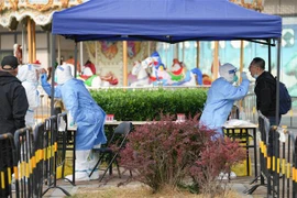 Nhân viên y tế lấy mẫu xét nghiệm COVID-19 cho người dân tại Bắc Kinh, Trung Quốc, ngày 29/4/2022. (Ảnh: THX/TTXVN)