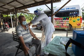 Nhân viên y tế tiêm vaccine ngừa COVID-19 cho ngườicao tuổi tại Selangor, Malaysia. (Ảnh: THX/TTXVN)