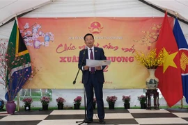 Đại sứ Việt Nam tại Nam Phi Hoàng Văn Lợi phát biểu khai mạc chương trình "Xuân Quê hương". (Ảnh: Hồng Minh/TTXVN)