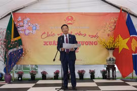 Đại sứ Việt Nam tại Nam Phi Hoàng Văn Lợi phát biểu khai mạc chương trình "Xuân Quê hương". (Ảnh: Hồng Minh/TTXVN)