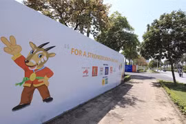 Pano quảng bá cho SEA Games 31 bên ngoài Cung Điền kinh Hà Nội. (Ảnh: Hoàng Hiếu/TTXVN)
