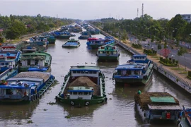 Phương tiện vận tải thủy trên kênh xáng Xà No, đoạn qua thành phố Vị Thanh, tỉnh Hậu Giang. (Ảnh: Duy Khương/TTXVN)