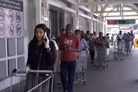 Người dân Nam Phi xếp hàng tại một trung tâm mua sắm. (Nguồn: africanews.com)