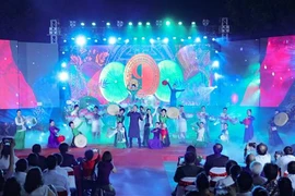 Tiết mục văn hóa, nghệ thuật đặc sắc chào mừng lễ kỷ niệm. (Ảnh: Thanh Tùng/TTXVN)