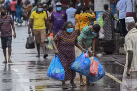 Người dân mua thực phẩm tại khu chợ ở Colombo, Sri Lanka, ngày 25/5/2021. (Ảnh: AFP/TTXVN)