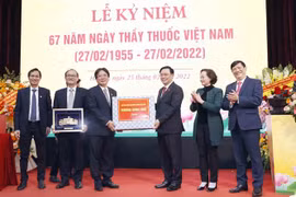 Chủ tịch Quốc hội Vương Đình Huệ tặng quà chúc mừng Bệnh viện Hữu nghị Việt Đức. (Ảnh: Doãn Tấn/TTXVN)