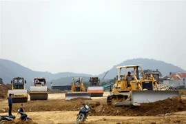 Nhà thầu thi công trên trên công trường cao tốc Bắc-Nam phía đông đoạn Nghi Sơn-Diễn Châu. (Ảnh: Huy Hùng/TTXVN)