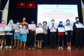 Trao tặng học bổng do Quỹ Bảo trợ học sinh dân tộc thiểu số, học sinh nghèo Báo Công an Nhân dân hỗ trợ cho các sinh viên, học sinh dân tộc Chăm theo đạo Hồi có hoàn cảnh khó khăn trên địa bàn thành phố. (Ảnh: Xuân Khu/TTXVN)