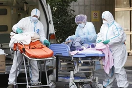 Nhân viên y tế tiêm chuyển bệnh nhân COVID-19 tới bệnh viện ở Tokyo, Nhật Bản ngày 1/2/2022. (Ảnh: THX/TTXVN)