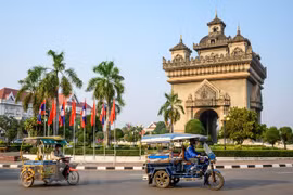 Người dân di chuyển trên đường phố tại Vientiane, Lào. (Ảnh: AFP/TTXVN)