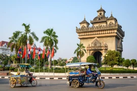 Người dân di chuyển trên đường phố tại Vientiane, Lào. (Ảnh: AFP/TTXVN)