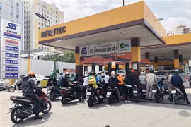 Người dân Thành phố Hồ Chí Minh được hướng dẫn xếp hàng và đảm bảo an ninh trật tự tại cửa hàng xăng, dầu số 4, phường 15, quận Bình Thạnh, Thành phố Hồ Chí Minh. (Ảnh: Mỹ Phương/TTXVN)