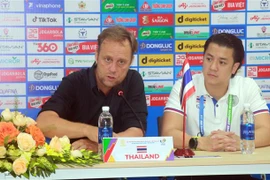 HLV Alexandre Polking của U23 Thái Lan vui mừng khi đội nhà giành chiến thắng. (Ảnh: Văn Đạt/TTXVN)