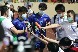 Hai cầu thủ ghi bàn của U23 Thái Lan Ekanit Panya (số 7) và Benjamin James Davis (số 17) trả lời phỏng vấn các cơ quan thông tấn, báo chí sau khi kết thúc trận đấu. (Ảnh: Thanh Tùng/TTXVN)