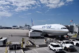 Máy bay Boeing 777 của hãng hàng không United Airlines tại sân bay quốc tế Denver, Colorado, Mỹ. (Ảnh: AFP/TTXVN)