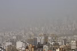 Một trận bão cát nhấn chìm các tòa nhà ở phía bắc thủ đô Tehran của Iran vào ngày 17/5. (Ảnh: AFP)
