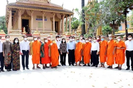 Phó Thủ tướng Phạm Bình Minh chụp hình lưu niệm với các đại biểu và sư sãi tỉnh Sóc Trăng tại chùa Khleang, thành phố Sóc Trăng. (Ảnh: Trung Hiếu/TTXVN)