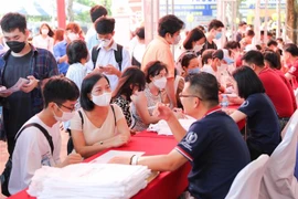 Thí sinh tham dự ngày hội tư vấn xét tuyển sau khi công bố điểm thi tốt nghiệp THPT năm 2022. (Ảnh: Thanh Tùng/TTXVN)