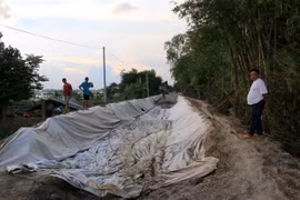 Nhiều người dân địa phương bức xúc vì nền đường Kháng Chiến (bờ nam) thi công dang dở khiến việc đi lại khó khăn. (Ảnh: Nhựt An/TTXVN)