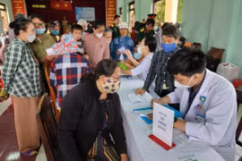 Các bác sỹ thăm khám, cấp thuốc cho người dân nghèo xã Tân Thành và xã Tân Thuận.