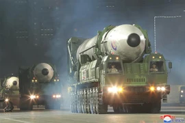 Tên lửa Hwasong-17 mới được giới thiệu trong lễ diễu binh nhân kỷ niệm 90 năm ngày thành lập quân đội Triều Tiên, tại Bình Nhưỡng, ngày 25/4/2022. (Ảnh: YONHAP/TTXVN)