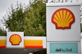 Biểu tượng Tập đoàn năng lượng Shell tại một trạm xăng ở London, Anh. (Ảnh: AFP/TTXVN)