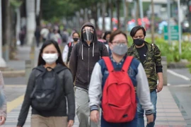 Người dân đeo khẩu trang phòng dịch COVID-19 tại Jakarta, Indonesia, ngày 4/2/2022. (Ảnh: THX/TTXVN)