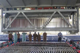 Sản xuất đồng tại phân xưởng điện phân thuộc Dự án mở rộng nâng công suất Nhà máy luyện đồng Lào Cai. (Ảnh: Hồng Ninh/TTXVN)