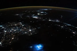 Bức ảnh chụp từ ISS phía trên Biển Đông này vào ngày 30/10/2021 cho thấy một cặp đốm màu xanh sáng bay lơ lửng trong bầu khí quyển của Trái Đất. (Nguồn: NASA)