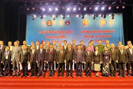 Đại biểu hai nước Việt Nam-Lào chụp ảnh lưu niệm tại lễ khai mạc. (Ảnh: Nguyên Linh/TTXVN)