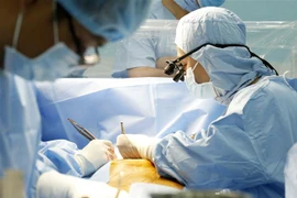 Một ca phẫu thuật tim tại Bệnh viện quận Thủ Đức. Ảnh minh họa. (Ảnh: TTXVN phát)