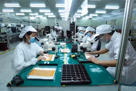 Sản xuất linh kiện điện tử tại Công ty TNHH 4P tại xã Vĩnh Khúc, huyện Văn Giang, Hưng Yên. (Ảnh: Phạm Kiên/TTXVN)