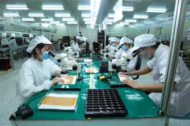 Sản xuất linh kiện điện tử tại Công ty TNHH 4P tại xã Vĩnh Khúc, huyện Văn Giang, Hưng Yên. (Ảnh: Phạm Kiên/TTXVN)