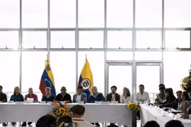 Các thành viên phái đoàn Chính phủ Colombia (phải) và nhóm vũ trang Quân đội Giải phóng Quốc gia (ELN - trái) tại cuộc họp báo sau vòng đàm phán hòa bình ở Caracas, Venezuela, ngày 21/11/2022. (Ảnh: AFP/TTXVN)