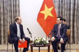 Chủ tịch Quốc hội Vương Đình Huệ tiếp lông Tamas Uri, Giám đốc Công ty EGIS khu vực Trung Đông Âu. (Ảnh: Doãn Tấn/TTXVN)