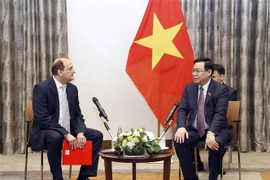 Chủ tịch Quốc hội Vương Đình Huệ tiếp lông Tamas Uri, Giám đốc Công ty EGIS khu vực Trung Đông Âu. (Ảnh: Doãn Tấn/TTXVN)